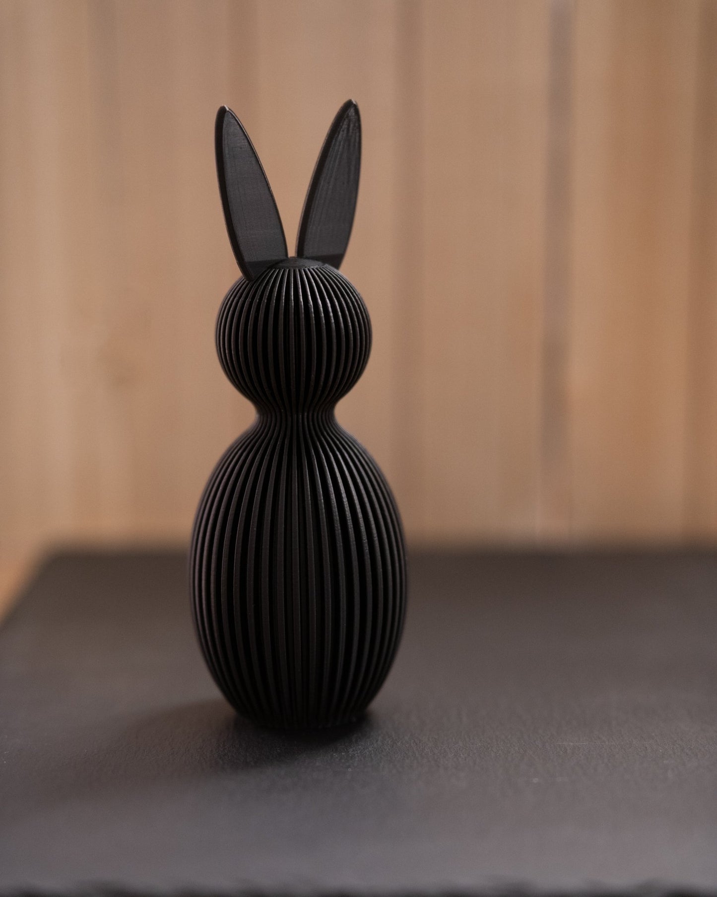 Deko-Hase Skulptur in Lamellen-Optik – Osterdeko - Ribbed Collection