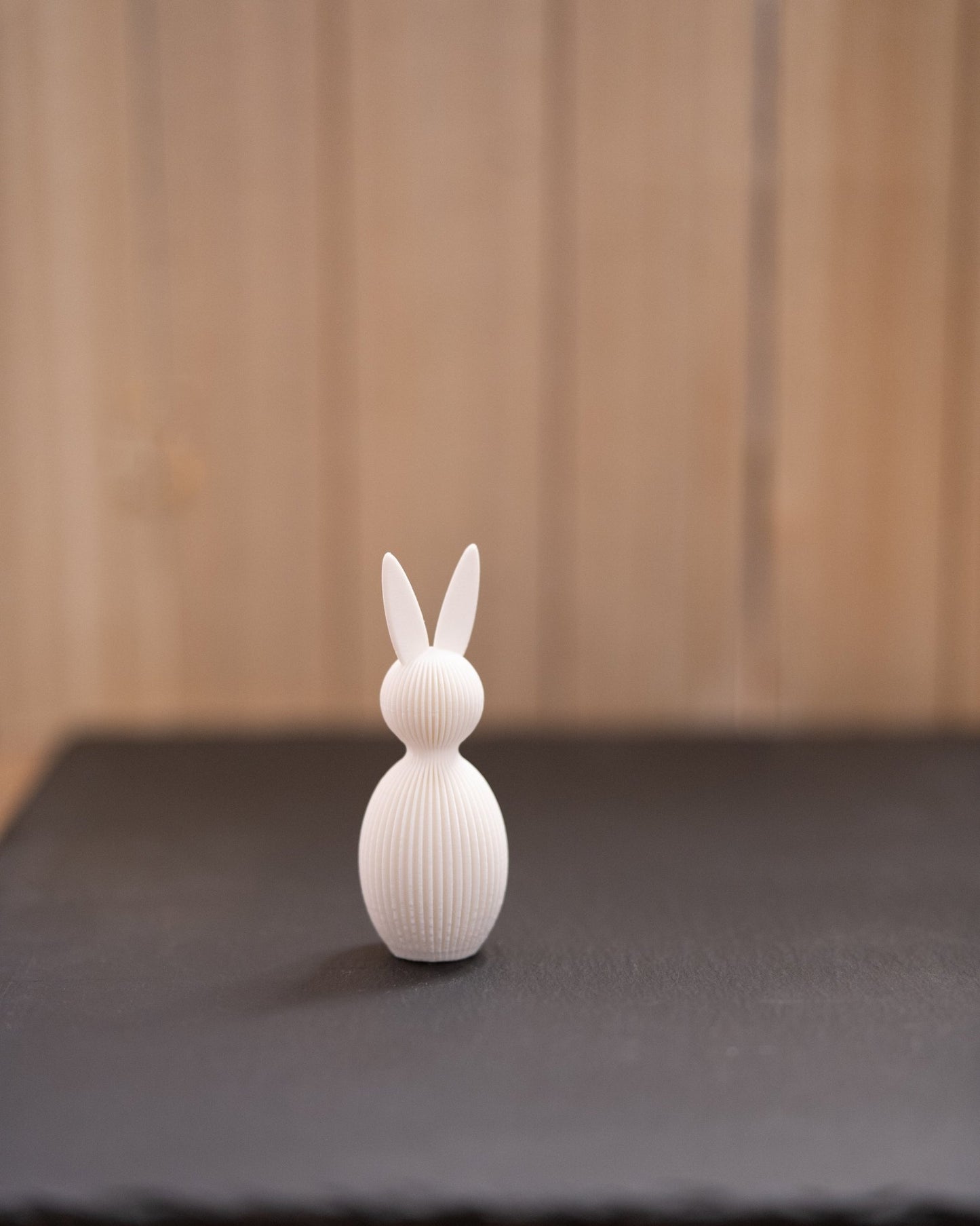 Deko-Hase Skulptur in Lamellen-Optik – Osterdeko - Ribbed Collection
