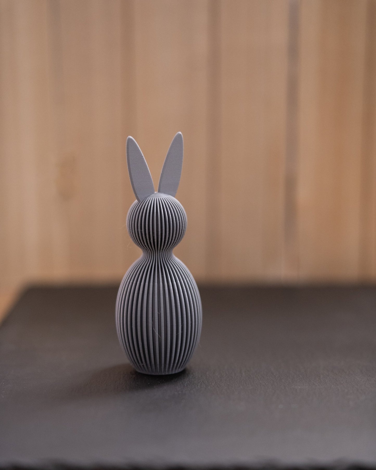 Deko-Hase Skulptur in Lamellen-Optik – Osterdeko - Ribbed Collection