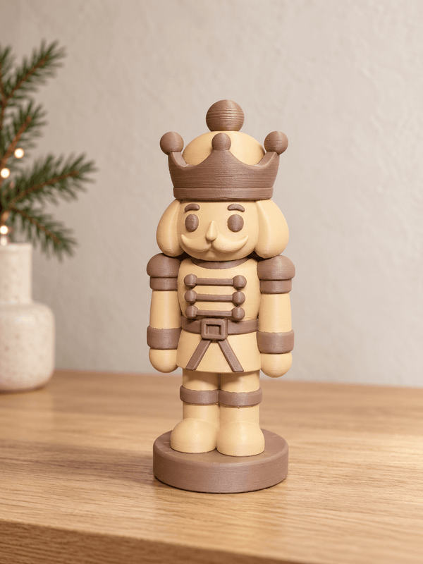 Deko-Nussknacker mit Krone – Weihnachtsfigur in Beige & Braun - DIMMEL.design